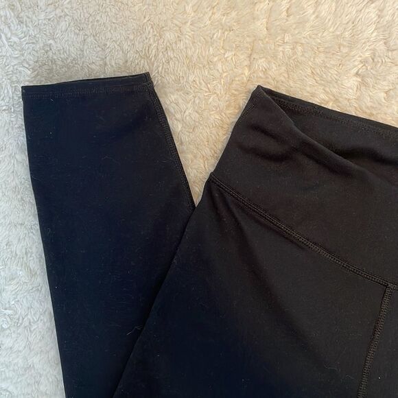 𝅺Fabletics Capri Leggings - Picture 5 of 5